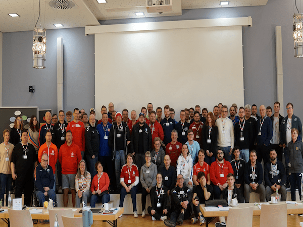 Gruppenbild mit allen Teilnehmenden des EF 25 in der großen Aula.