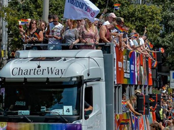Wo Inklusion und Vielfalt Hand in Hand gehen: Live-AD beim CSD in Hamburg“