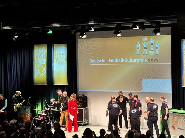 Bühne frei für die Live-Audiodeskription: Gala des deutschen Fußball-Kulturpreises